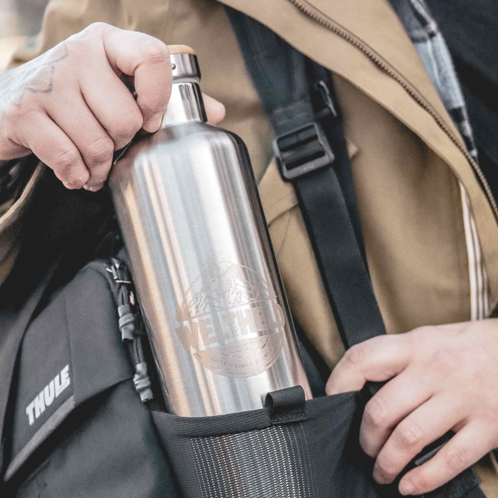 Trinkflasche im Seitenfach von Rucksack