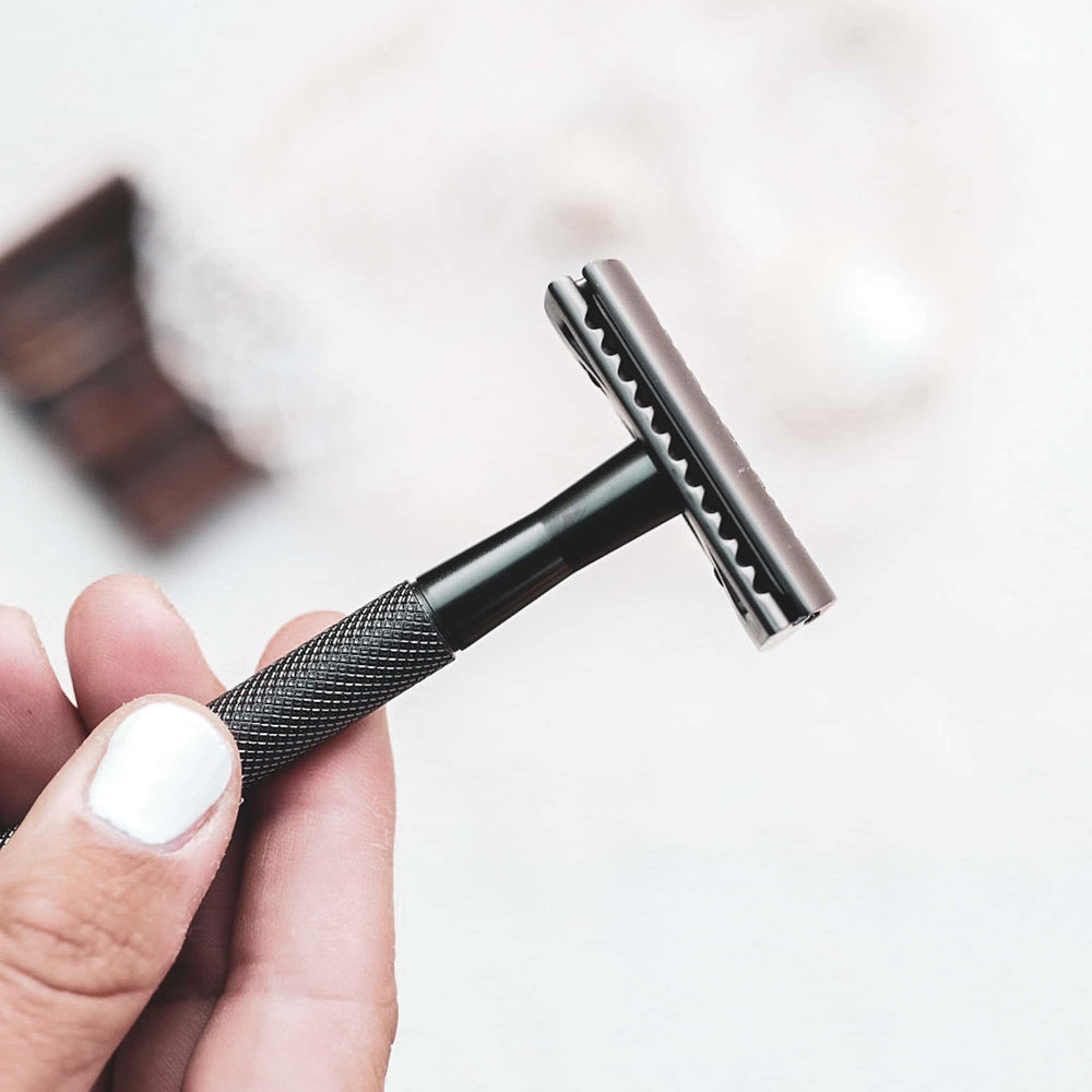 schwarzer Rasierer in der Hand