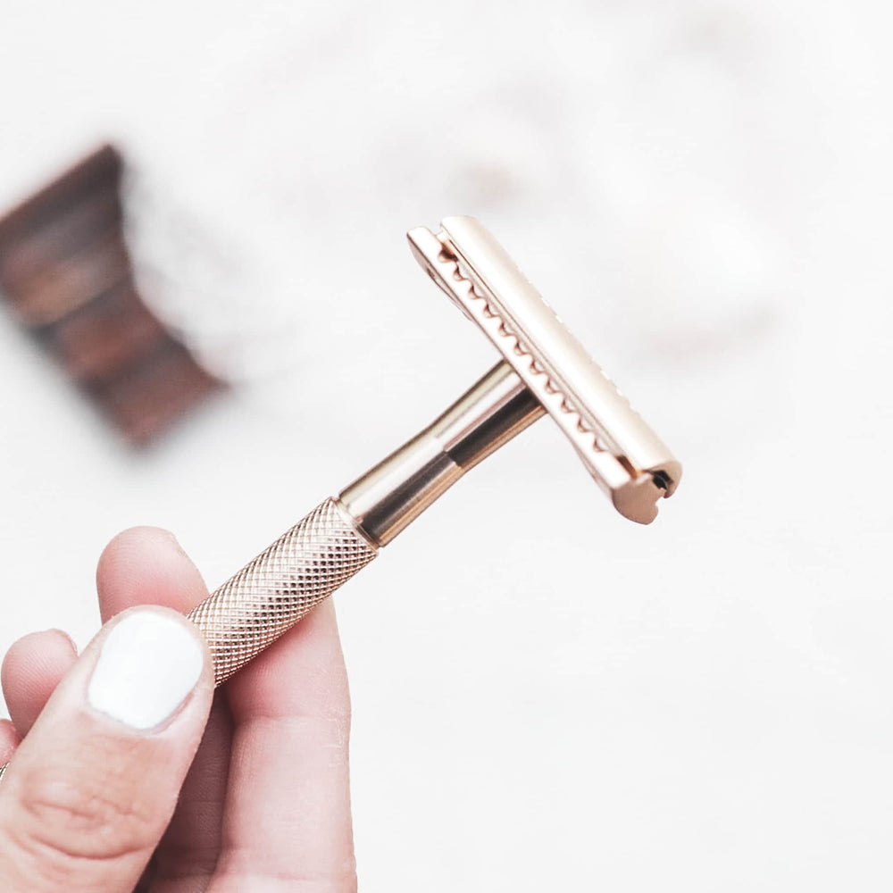 Rasierer gold in der Hand