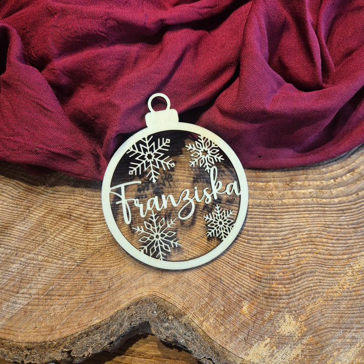 Personalisierte Christbaumkugeln aus Holz