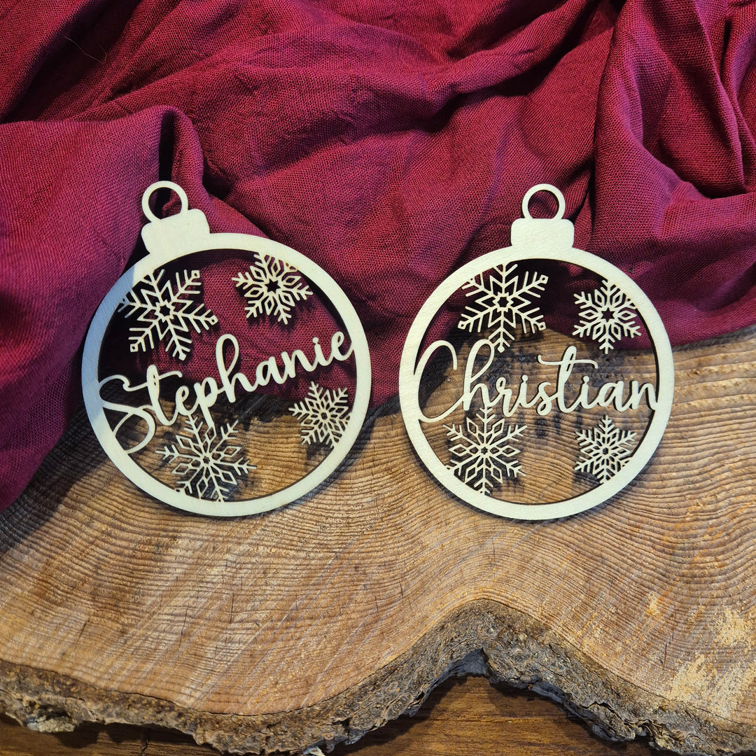 Personalisierte Christbaumkugeln aus Holz