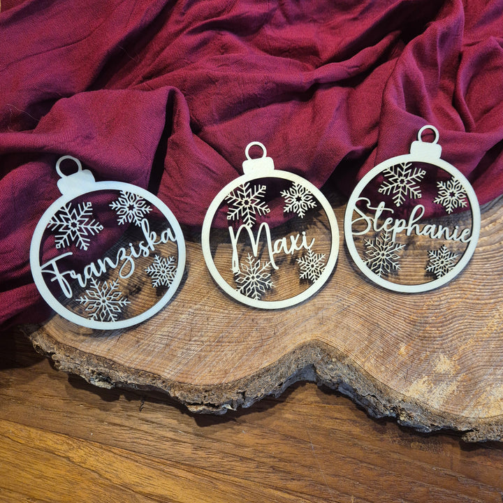 Personalisierte Christbaumkugeln aus Holz