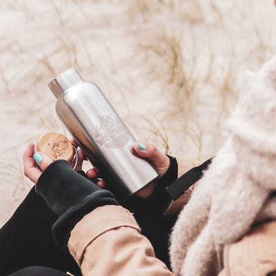 kleine Trinkflasche in der Hand