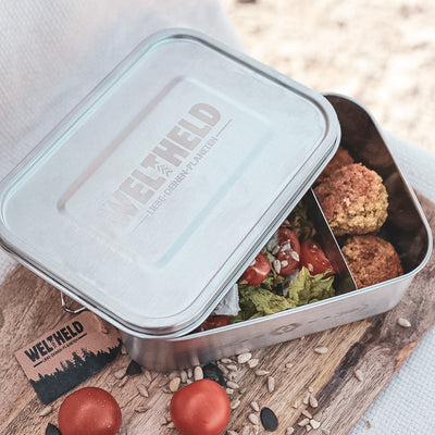 Edelstahlbrotdose gefüllt mit Salat